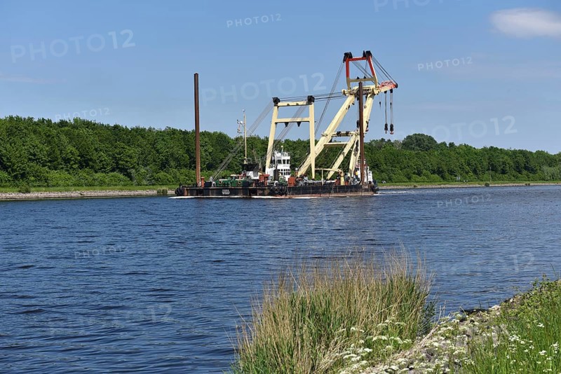 The 600 tonne floating crane, salvage crane, ship crane, crane ship, crane ENAK in the Kiel Canal, Kiel Canal, Schleswig-Holstein, Germany, Europe