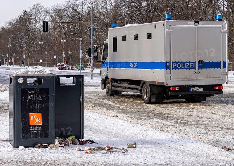 Full rubbish bin, Platz des 18. März, Brandenburg Gate, Berlin, Germany, Europe