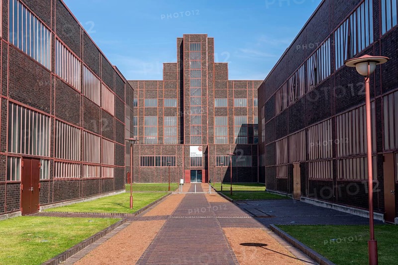 Zollverein Coal Mine Industrial Complex, Unesco World Heritage Site, Essen, North Rhine-Westphalia, Germany, Zollverein Coal Mine Industrial Complex, Unesco World Heritage Site, Halls 5 and 6, in the centre the building of the Red Dot Design Museum in the former boiler house of Zollverein Coal Mine Industrial Complex, Essen, North Rhine-Westphalia, Germany, Zollverein Coal Mine Industrial Complex, Unesco World Heritage Site, Halls 5 and 6, in the centre the building of the Red Dot Design Museum in the former boiler house of Zollverein Coal Mine Industrial Complex, Essen, North Rhine-Westphalia, Germany, Europe