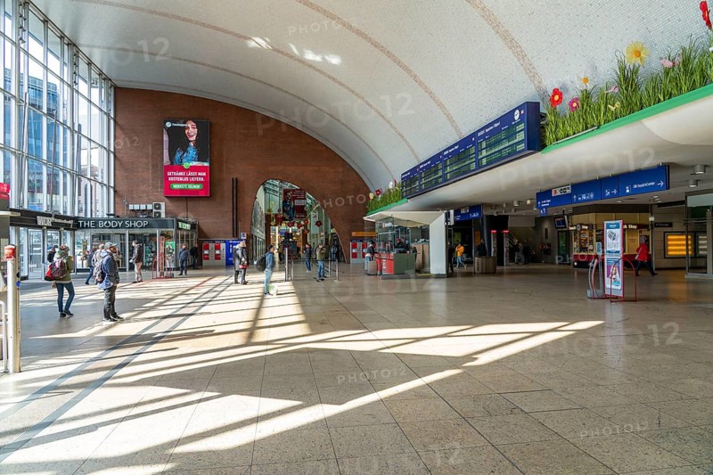 Effects of the coronavirus crisis, empty railway station concourse, Cologne Central Station, Germany, Europe