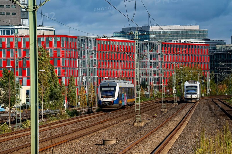 Regional express RE10 to Krefeld, S-Bahn S28, right, Nordwestbahn, skyline of Düsseldorf city centre, Medienhafen, local train