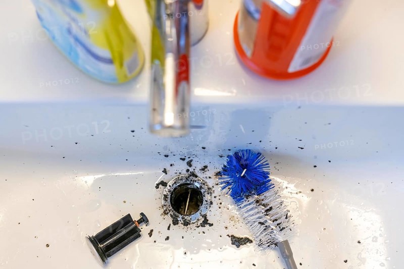 Cleaning of a sink, hand basin, bathroom, with the help of a longer brush, the dirt, deposits, mould accumulated over time, is removed, cleaning agent, housework, cleaning work