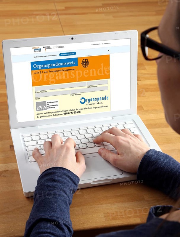 Symbolic image of organ donation register, person informs himself about the new online register for organ donation, where you can register as a donor or object to a donation, from the Federal Institute for Drugs and Medical Devices Germany