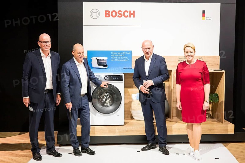 Olaf Scholz (Chancellor of the Federal Republic of Germany, SPD), Kai Wegner (Governing Mayor of Berlin (CDU) and Franziska Giffey (Senator for Economics, Energy and Public Enterprises and Mayor of Berlin, SPD) in front of a Bosch washing machine during a press tour of the IFA (Internationale Funkausstellung) exhibition at the exhibition grounds, Berlin, 06/09/2024