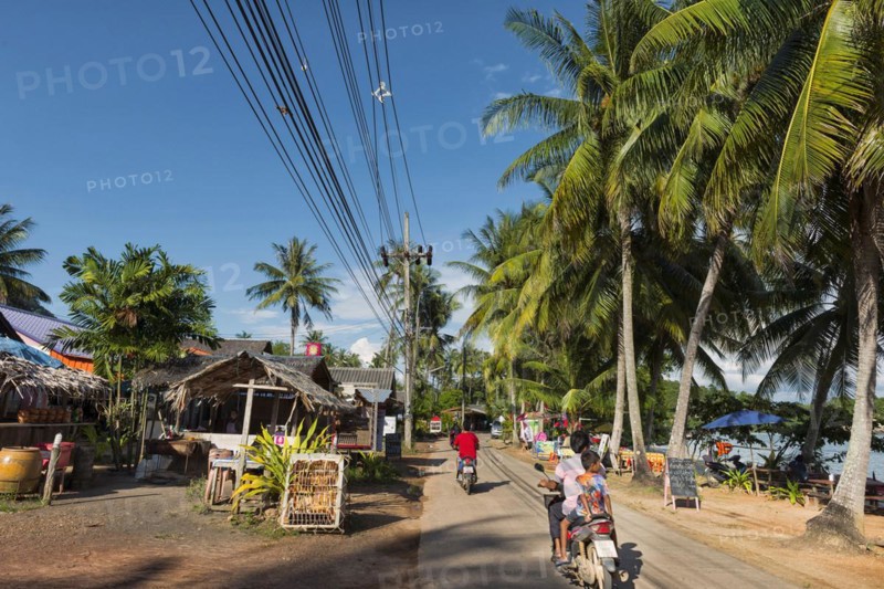 Left-hand traffic on the Thai holiday island of Koh Yai Noi, traffic, motorbike, holiday, travel, travel photo, palm tree, Asian, streets, streetscape, sun, summer, Thailand, Asia
