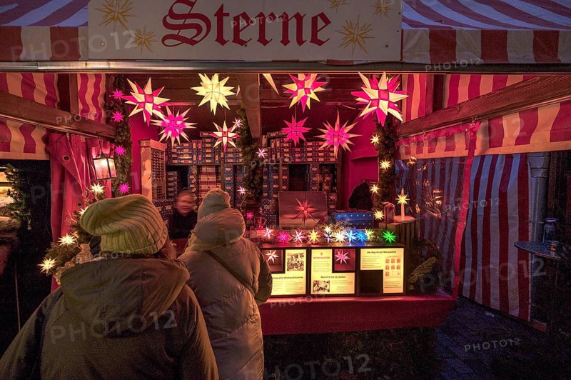 Christmas stall with paper stars, Christkindlesmarkt, Nuremberg, Middle Franconia, Bavaria, Germany, Europe