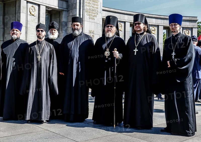 Russian Orthodox priests stand at the Soviet memorial on Straße des 17. Juni to commemorate the Soviet soldiers who died during the Second World War, Berlin, 09.05.2024. On May 1945, Germany surrendered and the Second World War ended in Europe. In Russia, Remembrance Day is celebrated on 9 May, Berlin, Berlin, Germany, Europe