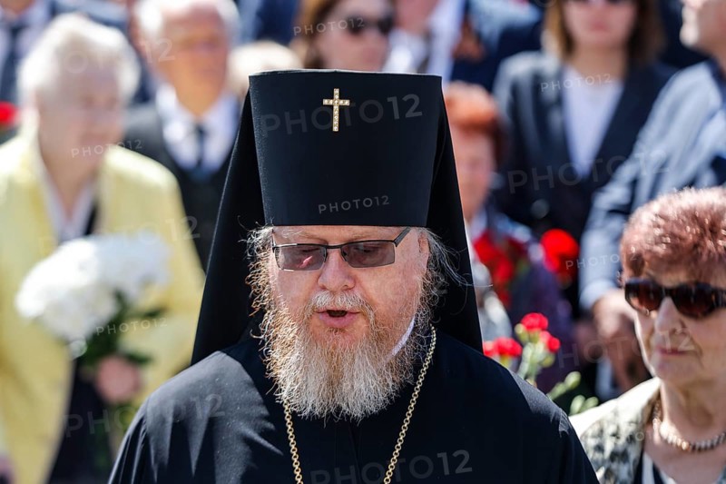 Archbishop Tikhon of Ruza of the Berlin Diocese of the Russian Orthodox Church stands at the Soviet memorial on Straße des 17. Juni in memory of the Soviet soldiers who died during the Second World War, Berlin, 09.05.2024. On May 1945, Germany surrendered and the Second World War ended in Europe. In Russia, Remembrance Day is celebrated on 9 May, Berlin, Berlin, Germany, Europe