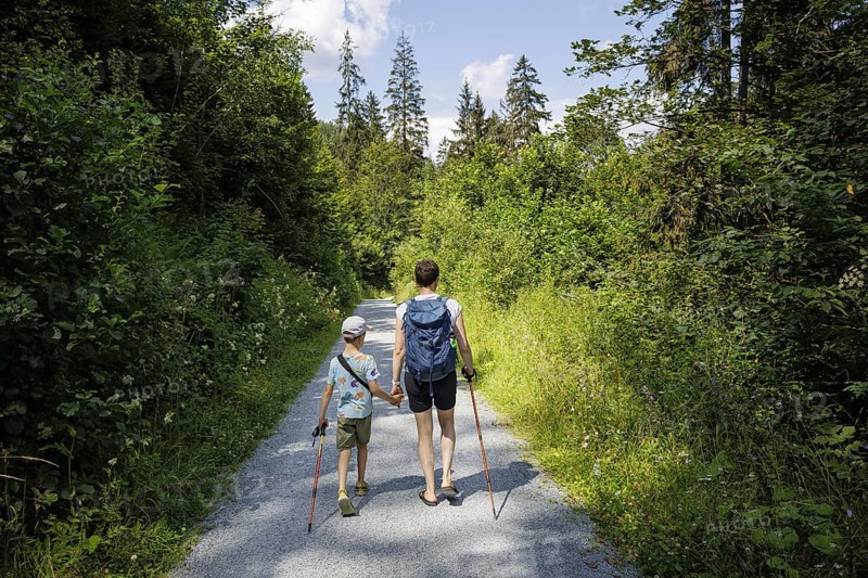 Symbolic photo on the subject of hiking with children. A child walks with his mother on a hiking trail through the Höllental valley between Thuringia and Bavaria. Lichtenberg, 21.07.2024