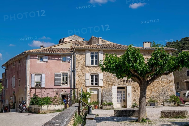 Village square in Oppède-le-Vieux, Oppede-le-Vieux, Vaucluse, Provence Alpes Cote dAzur, France, Europe