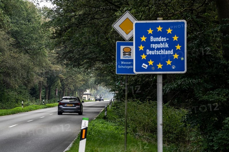 The so-called Green Border, near Straelen, between Germany and the Netherlands, country road, B58, Dammerbrucher Straße, first day of intensified border controls against irregular migration, traffic runs normally as usual, North Rhine-Westphalia, Germany, Europe