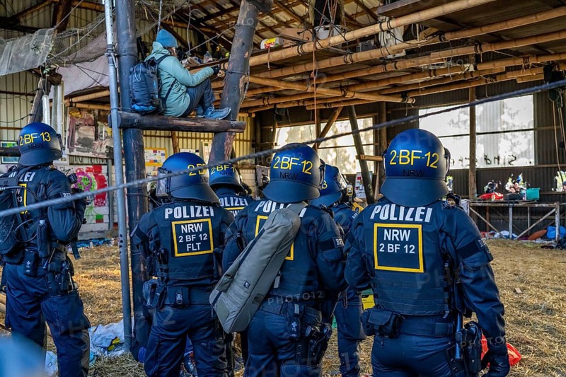 Beginning of the eviction of the Lützerath hamlet, camp of climate activists and squatters, at the Garzweiler 2 opencast lignite mine, by the police, Erkelenz, North Rhine-Westphalia, Germany, Europe