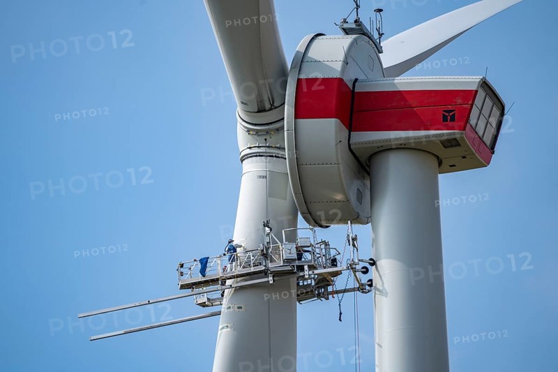 Maintenance work, repairs to a rotor of an Enercon wind turbine, in a wind farm east of Bad Wünnenberg Ostwestfalen-Lippe, substation, North Rhine-Westphalia, Germany, Europe