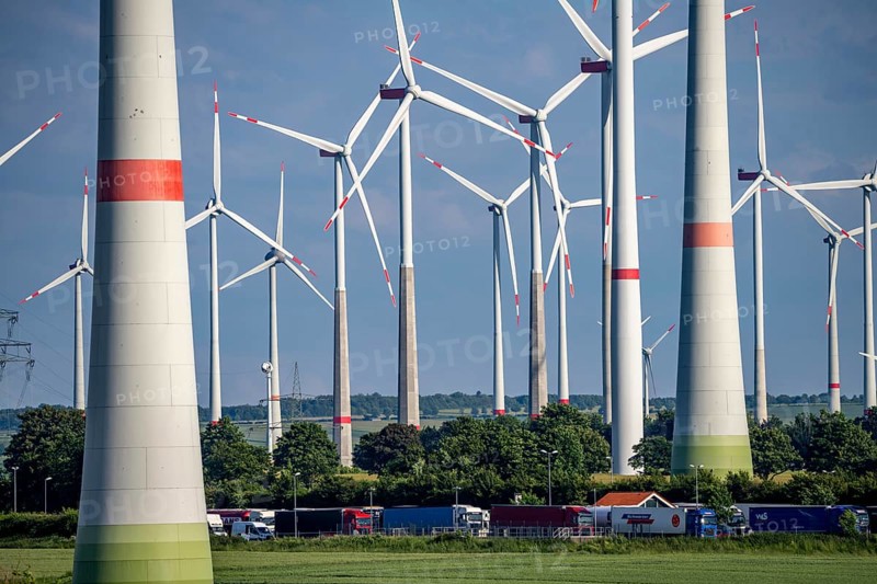 Wind farm north-east of Bad Wünnenberg, East Westphalia Lippe, Paderborn district, the A44 motorway runs right through it, lorry at the Sintfeld service area, North Rhine-Westphalia, Germany, Europe