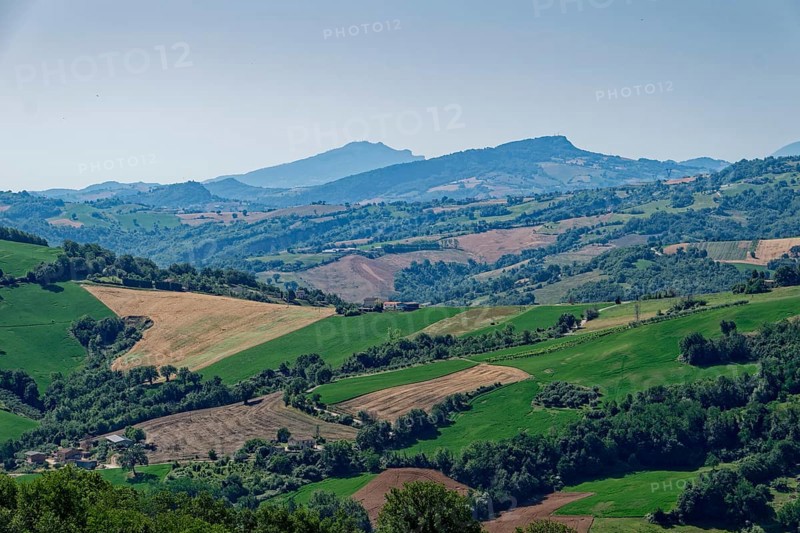 Landscape near San Ginesio in the Marche region with the mountains of the Monti Sibillini National Park in the background. San Ginesio, Macerata, Marche, Italy, Southern Europe, Europe