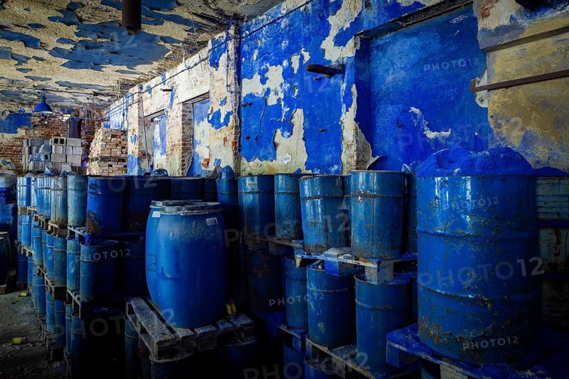 Schindler's blue colour factory is located directly on the Zwickauer Mulde river and belongs to the Zschorlau district of Albernau in the Saxon Ore Mountains. Since 2019, it has been part of the Schneeberg Mining Landscape and a UNESCO World Heritage Site in the Erzgebirge/Krušnohorí Mining Region. On 27 February 1649, the Schneeberg merchant Erasmus Schindler bought a plot of land to build a blue paint factory on the Zwickauer Mulde near Albernau. On 4 May 1649, he received the privilege to build a blue dye mill from Elector Johann Georg I. As Schindlerswerk GmbH & Co. KG, it is probably the world's oldest paint factory still in production. It is associated with a long tradition of producing blue cobalt pigments and the commercial manufacture of colour pigments. In more recent times, production has been expanded to include various paints. Laundry blue is also produced. Decommissioned bottling plant, Schindlerswerk, Zschorlau OT Albernau, Saxony, Germany, Europe
