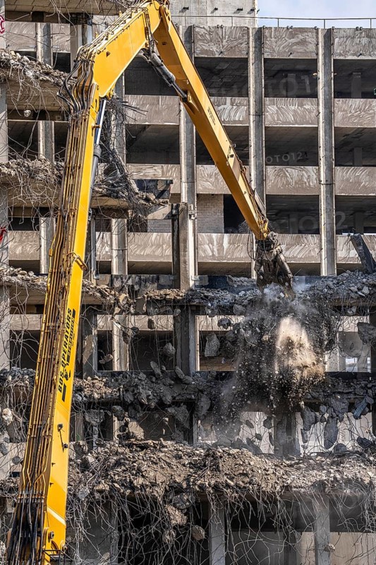 Construction site on Haroldstraße, demolition of a former office building, after complete gutting only the concrete parts remain, large excavator with cutting pliers cuts up concrete parts, steel wire, Düsseldorf, North Rhine-Westphalia, Germany, Europe