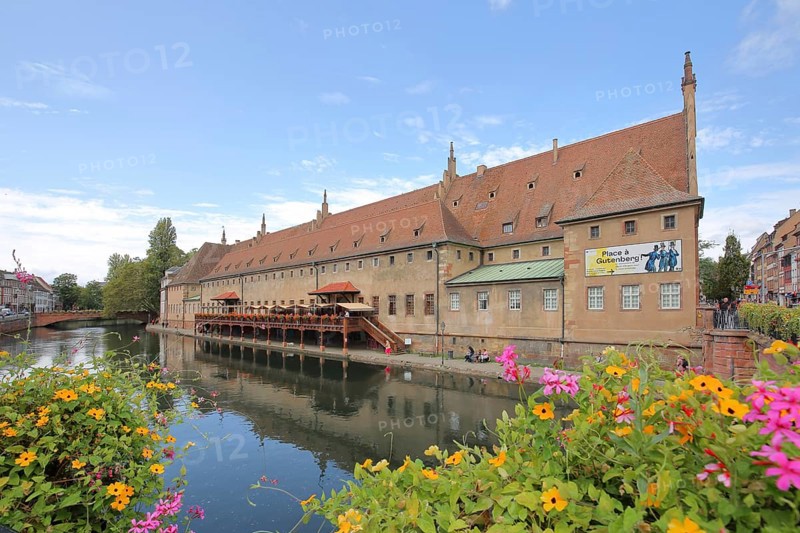 Ancienne douane, Old customs house, historical building with mirror and floral decoration, idyll, bridge, Ill, Grande Île, Strasbourg, Bas-Rhin, Alsace, France, Europe