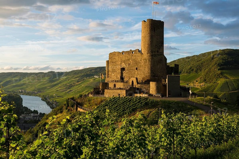 Landshut Castle, sunset, Moselsteig Trail, Bernkastel-Kues, Moselle, Rhineland-Palatinate, Germany, Europe