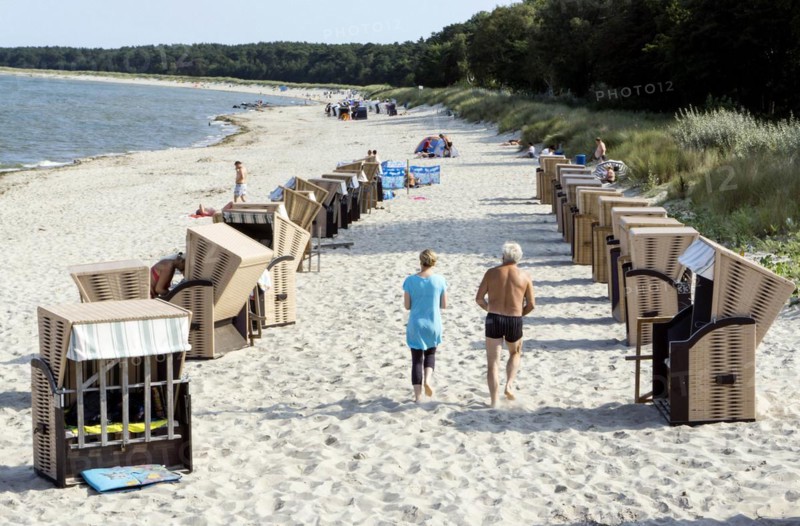 Beach visitors, beach chairs sandy beach beach of Lubmin, 12.09.2016