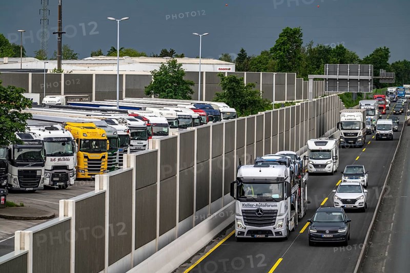 Traffic jam on the A2 motorway near Bottrop, in front of the Bottrop motorway junction, in the direction of Oberhausen, due to a long-term construction site, renewal of the lanes, Serways service area Bottrop Süd, new noise barriers, protect residents and parked truck drivers from road noise North Rhine-Westphalia, Germany, Europe