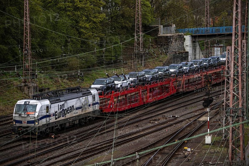 Freight train, car train with Landrover new cars on the goods train line at the Hagen-Vorhalle marshalling yard, one of the 9 largest in Germany, located on the Wuppertal-Dortmund railway line and has 40 directional tracks on which the goods trains are assembled, North Rhine-Westphalia, Germany, Europe
