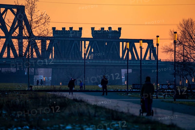 The Rheinpark, a former heavy industry site, on the Rhine, near the Duisburg-Hochfeld district, since 2009 a leisure and sports park, with many leisure facilities, in the background the Hochfeld railway bridge over the river Rhine, process of structural change in Duisburg, North Rhine-Westphalia, Germany, Europe