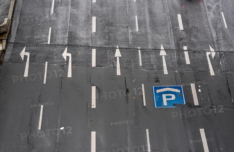 City centre road, 5 lanes at a traffic light junction, for different directions of travel, North Rhine-Westphalia, Germany, Europe