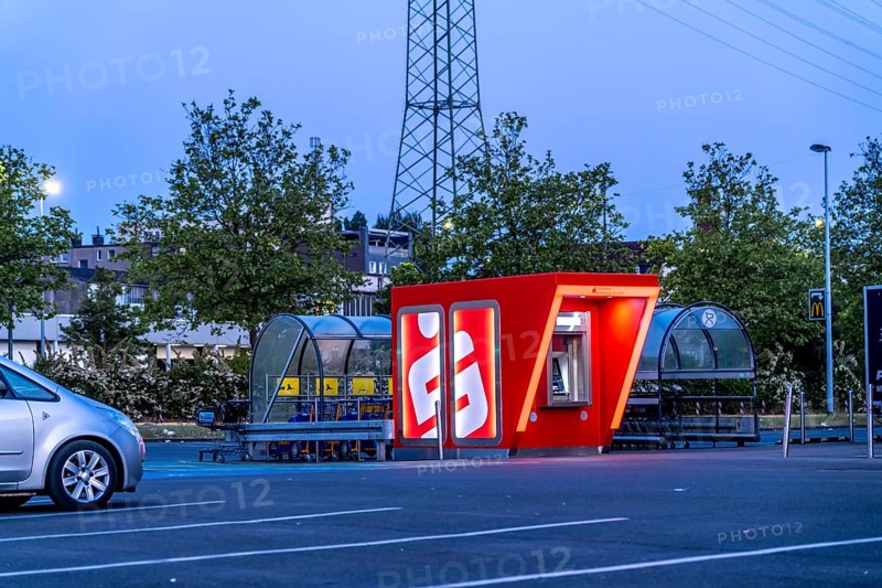 New ATM on the site of a shopping centre in Mülheim-Dümpten, free-standing, should be blast-proof, i.e. withstand blasting attempts by criminals, weighs 22 tonnes and is made of reinforced concrete, in March 2020 an ATM was blown up here, with a lot of accompanying damage, three blast-proof ATMs of the Sparkasse are to be built in MH, North Rhine-Westphalia, Germany, Europe