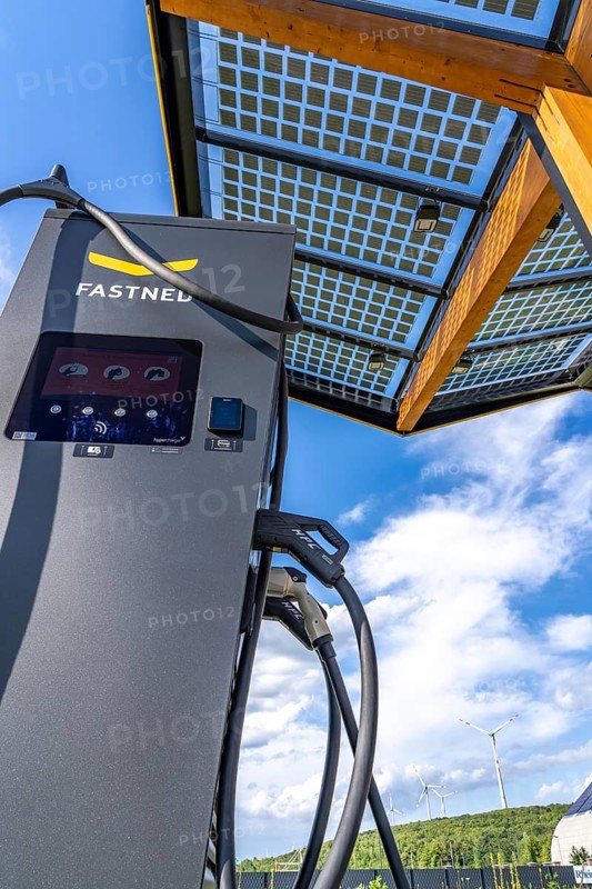 E-fuelling station on the site of the former Lohberg colliery in Dinslaken, 4 300 kW fast-charging columns, from the provider Fastend, the charging current comes from renewable energies, part of it from the photovoltaic roof of the e-fuelling station, behind the wind farm on the Lohberg slagheap, North Rhine-Westphalia, Germany, Europe