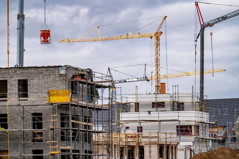 New development district, around 140 detached and semi-detached villas being built in the south of Duisburg, various property developers, shells, construction work, North Rhine-Westphalia, Germany, Europe