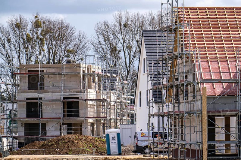 New development district, around 140 detached and semi-detached villas being built in the south of Duisburg, various property developers, shells, construction work, North Rhine-Westphalia, Germany, Europe