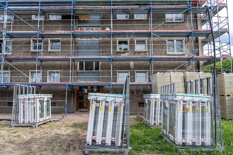 Energy-efficient refurbishment of an apartment block, thermal insulation, new windows and new roof covering