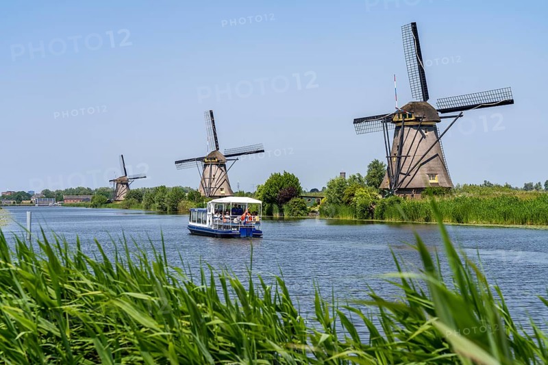 Kinderdijk, 18 windmills that were supposed to pump the water out of the polders in order to utilise the land, one of the most famous sights, UNESCO World Heritage Site, tour boat, Canal Cruiser, Netherlands