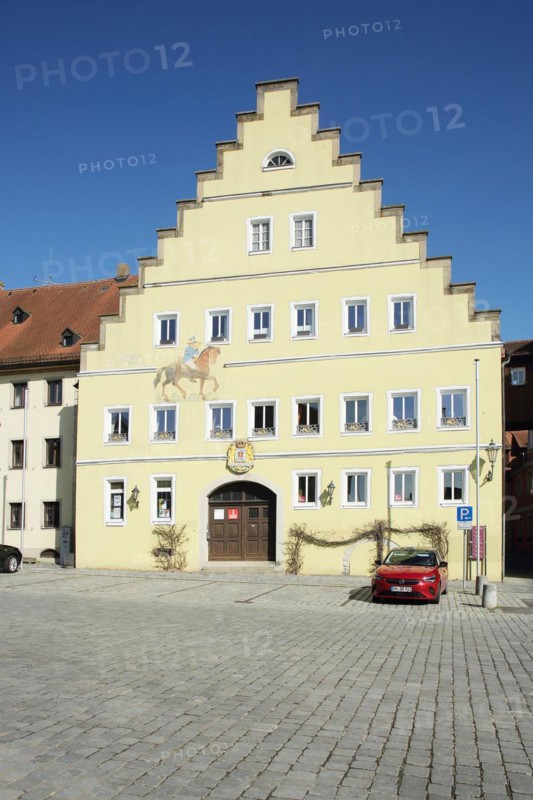 Yellow building with stepped gable, market square, Feuchtwangen, Middle Franconia, Franconia, Bavaria, Germany, Europe
