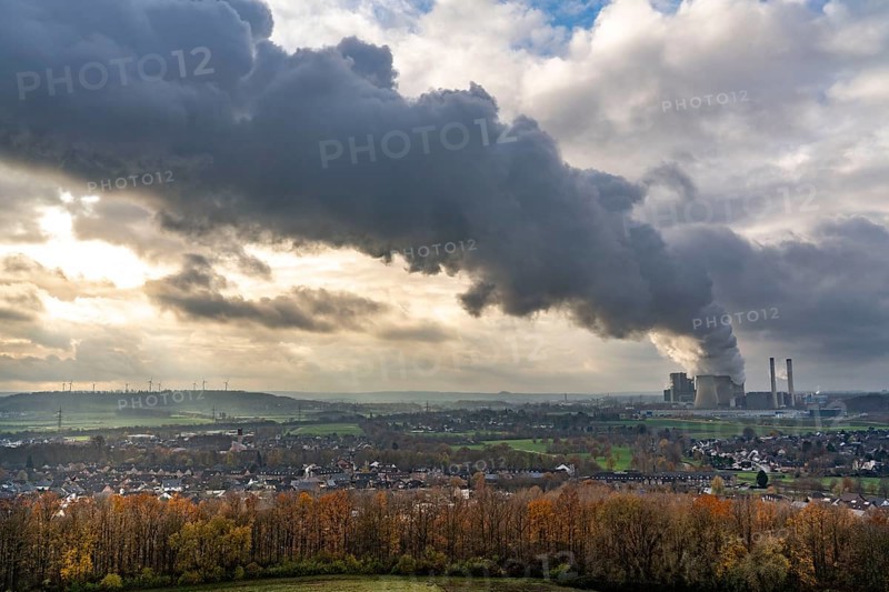 Long smoke, water vapour plume of the Weisweiler lignite-fired power plant of RWE Power AG in Eschweiler-Weisweiler, base load power plant, burns lignite from the Inden opencast mine, on the left Nierchen slagheap with wind farm, North Rhine-Westphalia, Germany, Europe