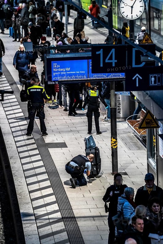 Police action at Hamburg central station, in the evening rush hour, an abandoned suitcase was discovered on a platform, police officers cordon off the platform, Wandelhalle, Germany, Europe