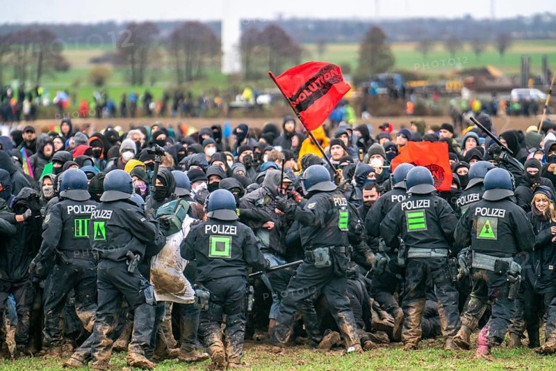 Violent clashes between thousands of demonstrators and the police, after a demonstration against the demolition of the brown coal village of Lützerath, the demonstration participants try to get to the rest of the village, Lützerah, and storm it, the police prevent this with a large contingent of forces, Erkelenz, North Rhine-Westphalia, Germany, Europe