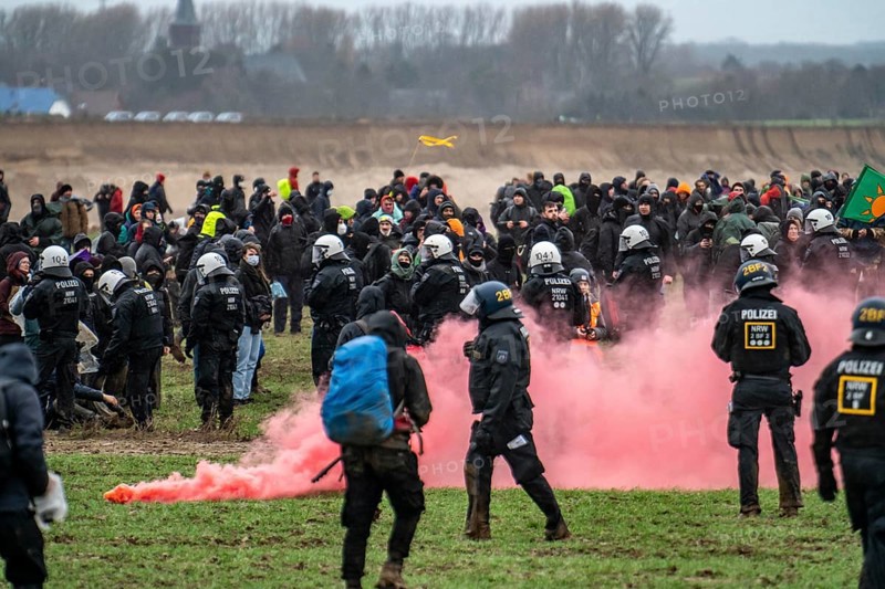 Violent clashes between thousands of demonstrators and the police, after a demonstration against the demolition of the brown coal village of Lützerath, the demonstration participants try to get to the rest of the village, Lützerah, and storm it, the police prevent this with a large contingent of forces, Erkelenz, North Rhine-Westphalia, Germany, Europe