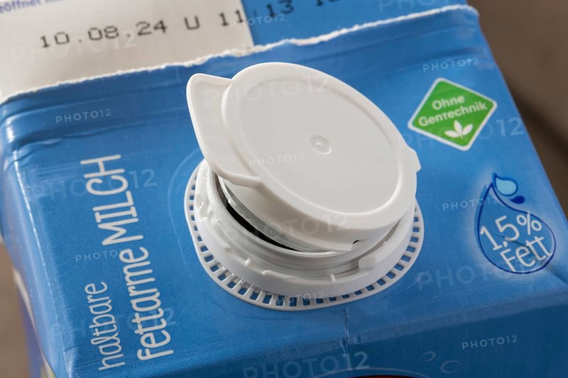 Modern closure on milk carton, tetrapack, long-life low-fat milk, low-fat, fat, 1.5%, non-GMO