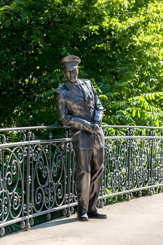 Bronze statue, monument to rock singer Elvis Presley, King of Rock'n'Roll in uniform of the 3rd US Armoured Division Spearhead, bridge over the river Usa, Usa-Brücke, spa garden, Bad Nauheim, Wetterau, Hesse, Germany, Europe