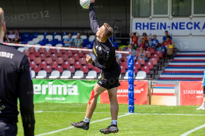 Fistball: TSV Pfungstadt against DSG UKJ Froschberg (IFA 2024 Fistball World Tour Finals Mannheim, preliminary round match Group A) . Picture: Dennis Gruber (2, Pfungstadt)