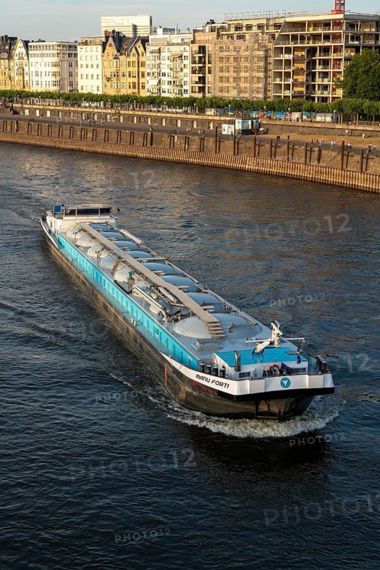 Tanker specially designed for bulk goods in powder form, 8 pressurised cargo tanks with 1258 m3, MTS Manu Forti, on the Rhine near Düsseldorf, North Rhine-Westphalia