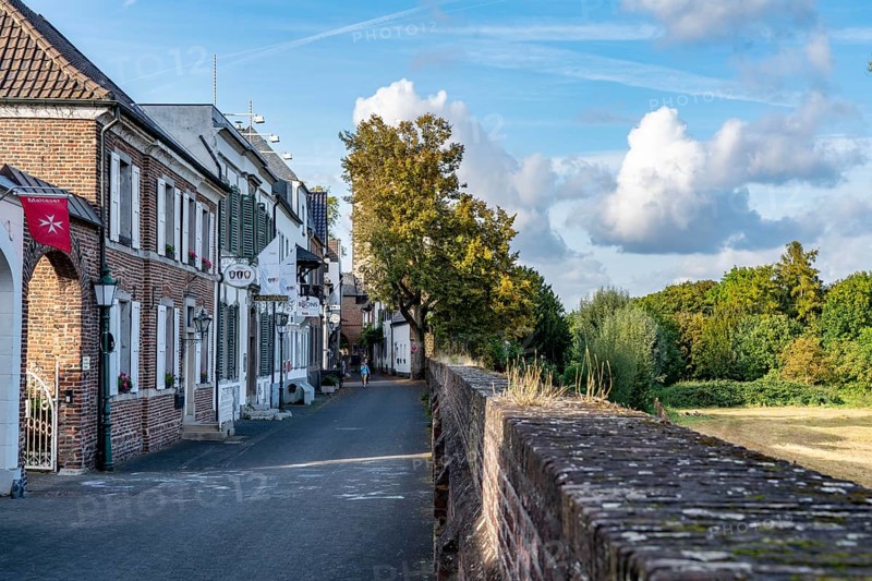 The village of Zons on the left bank of the Lower Rhine, former fortified zone, belongs to Dormagen, houses, town wall on the Rheinstraße, North Rhine-Westphalia, Germany, Europe