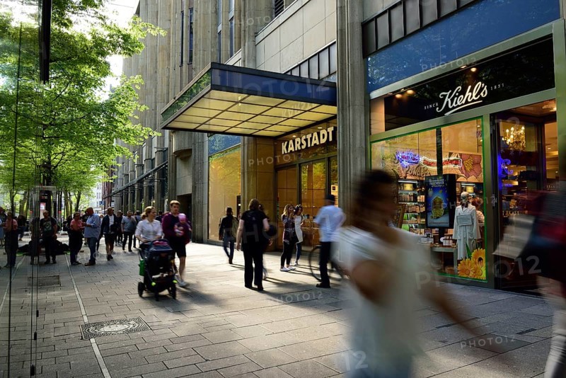 Germany, Hamburg, City, Mönckebergstraße, main shopping street, passers-by in motion, Karstadt department stores', window front with reflection, Europe