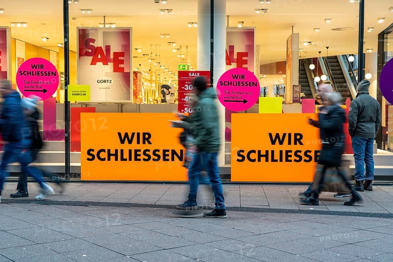 Shopping street, pedestrian zone, shoe shop closes, clearance sale, business closure, Limbacher Straße, Essen, North Rhine-Westphalia, Germany, Europe