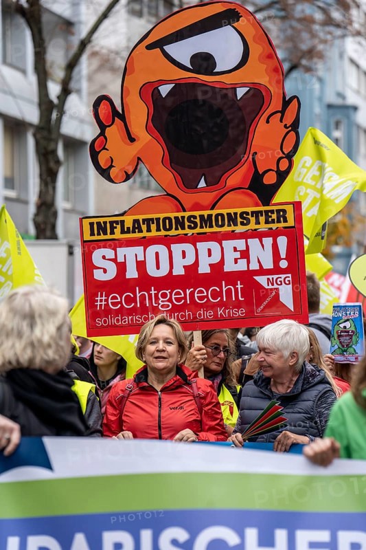 Demonstration by the Solidarity Autumn Alliance against the consequences of inflation and high energy prices for citizens, organised by an alliance of trade unions and organisations, Düsseldorf, North Rhine-Westphalia, Germany, Europe