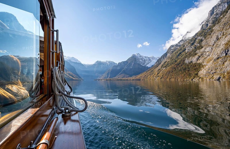 Tourist boat on the Königssee, Watzmann massif, autumnal mountain landscape reflected in the lake, Berchtesgaden National Park, Berchtesgadener Land, Upper Bavaria, Bavaria, Germany, Europe