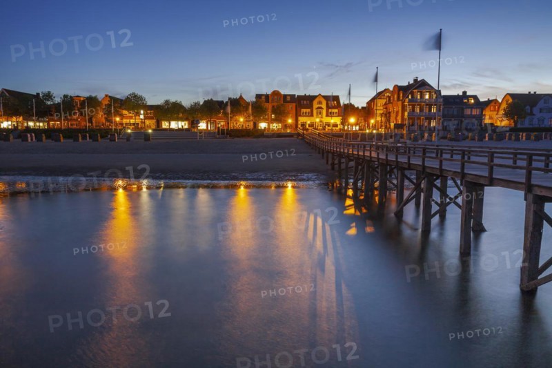 Jetty and promenade of a town, twilight, illuminated, Wyk auf Föhr, North Sea island Föhr, Schleswig-Holstein, Germany, Europe