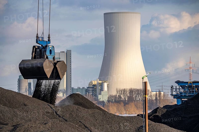 The NIAG Rhine port in Rheinberg-Orsoy, unloading of cargo ships with imported coal, then loading onto railway freight wagons, in the background the STEAG Walsum power station, Duisburg, trimodal port, North Rhine-Westphalia, Germany, Europe